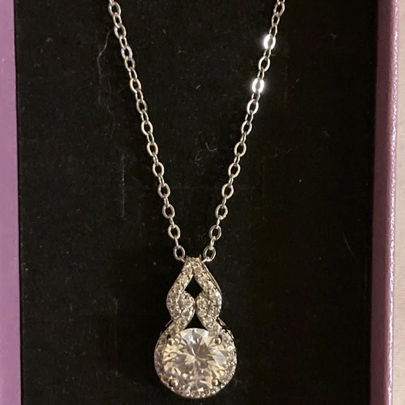 Elegant Silver Pendant Necklace - Picture 1 of 3